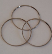 Tři kovový armovací kroužky