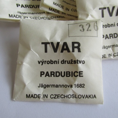 326 - ORIGINÁLNÍ SKLO TVAR PARDUBICE NA PRIM " TRAKTOR "